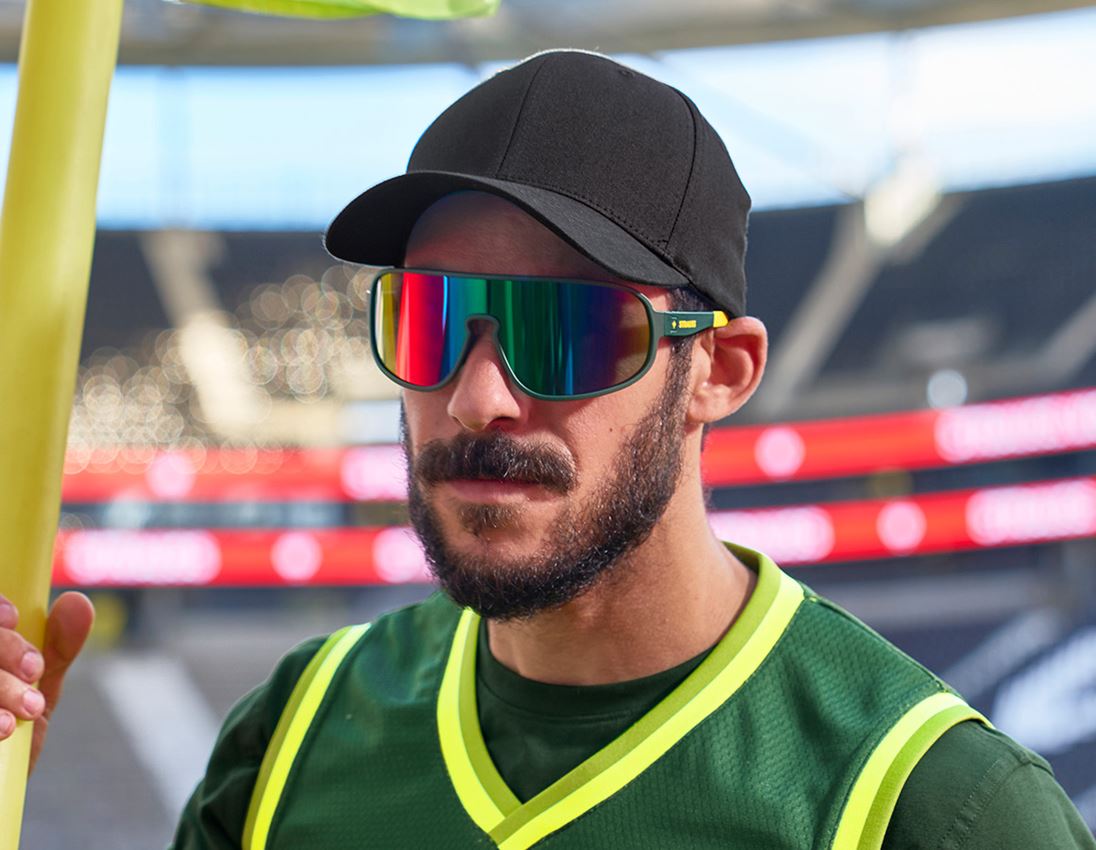 Accessories: Race sunglasses e.s.ambition + green