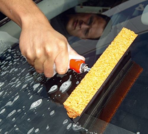 Fuktrengöring | Våtrengöring: Bilfönsterskrapa med svamp
