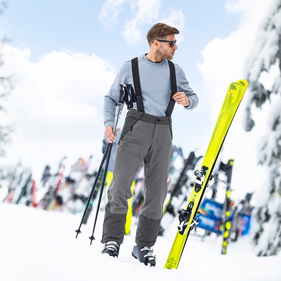 Man wearing the functional trousers e.s.trail snow in carbon grey/basalt grey