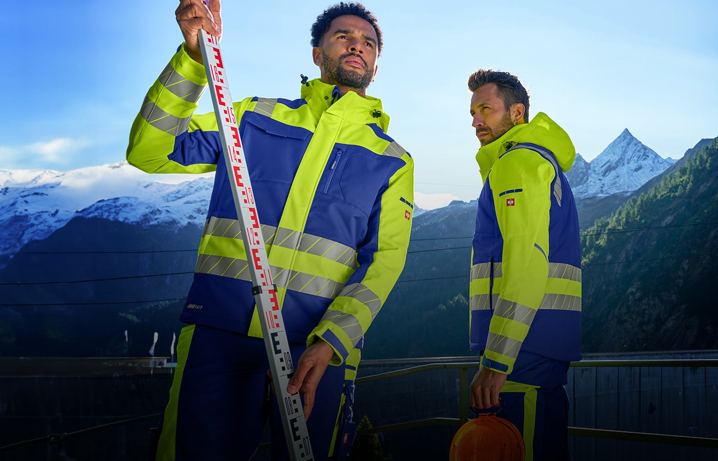 High-visibility winter jacket in royal/high-vis yellow for men
